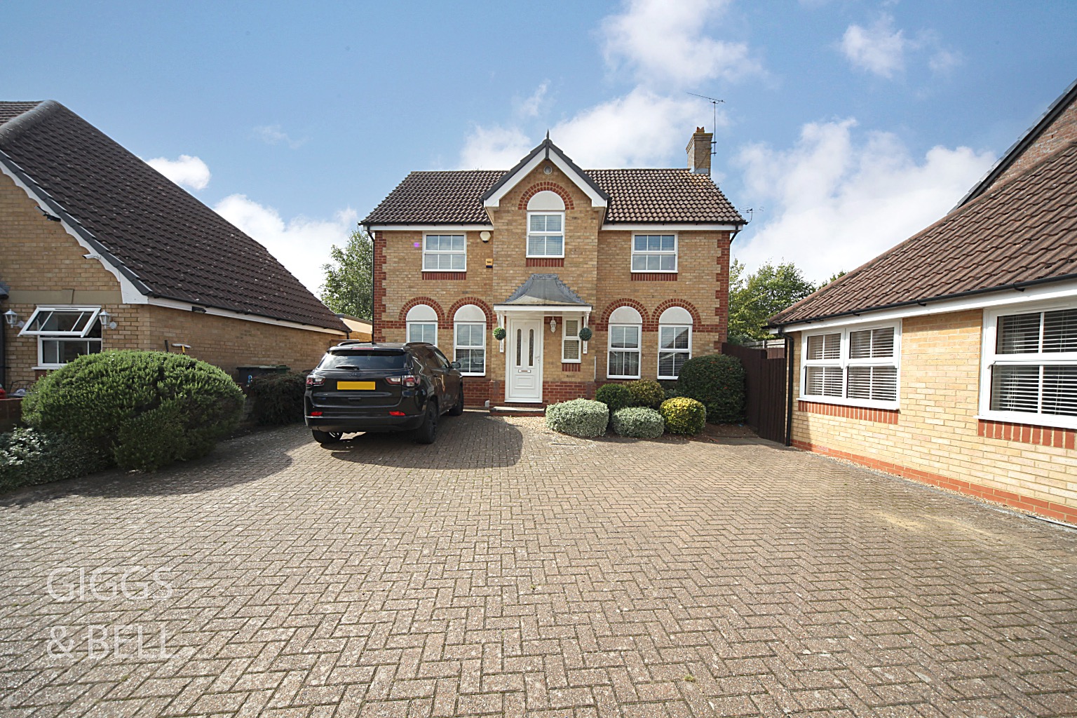 4 bed detached house for sale in Elvington Gardens, Luton  - Property Image 2