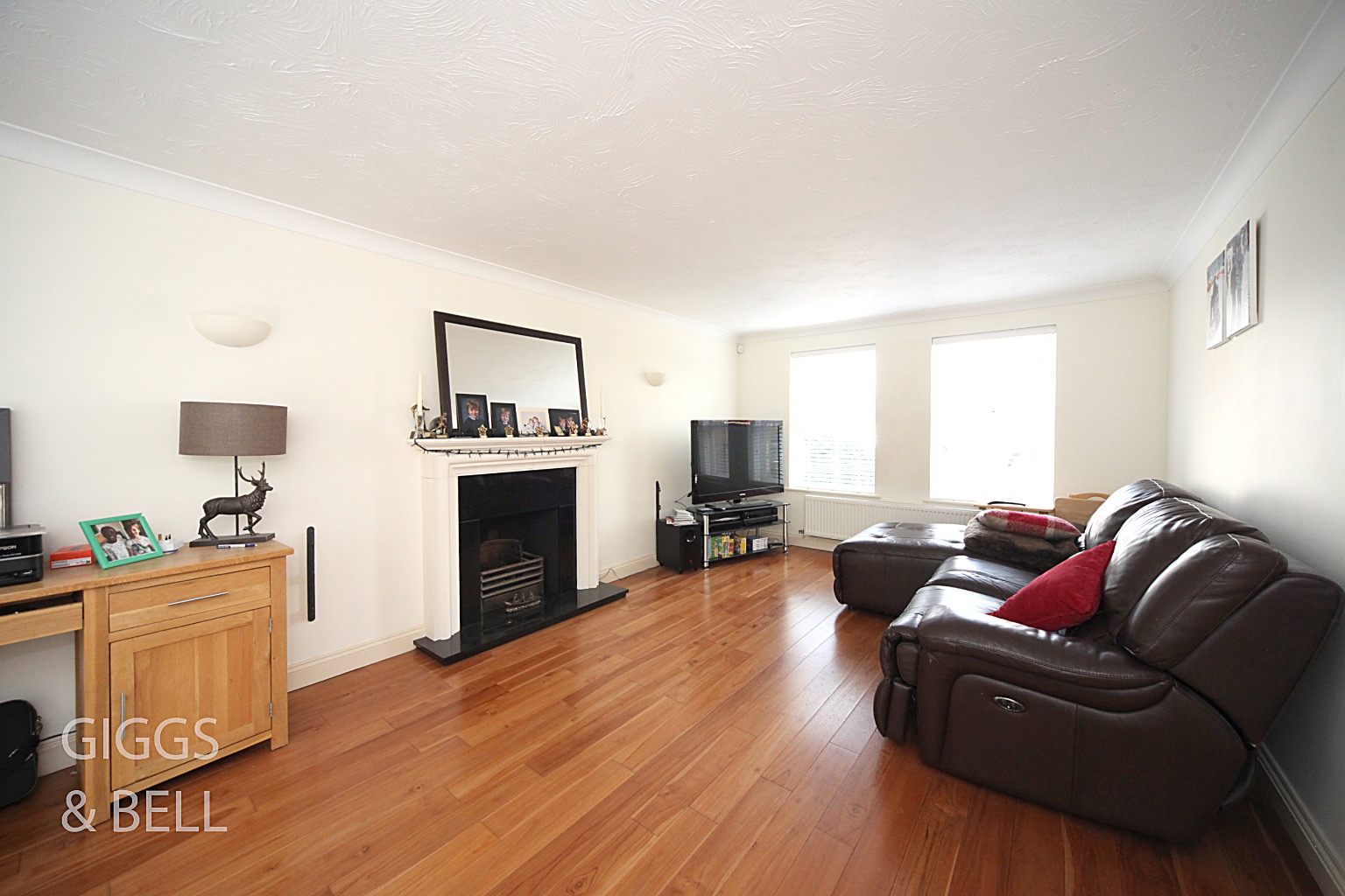 4 bed detached house for sale in Elvington Gardens, Luton 3