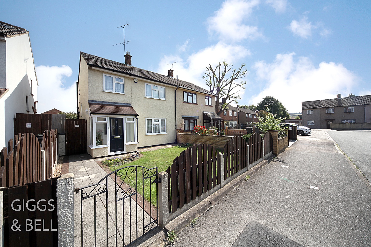 3 bed semi-detached house for sale in Ramsey Close, Luton  - Property Image 1