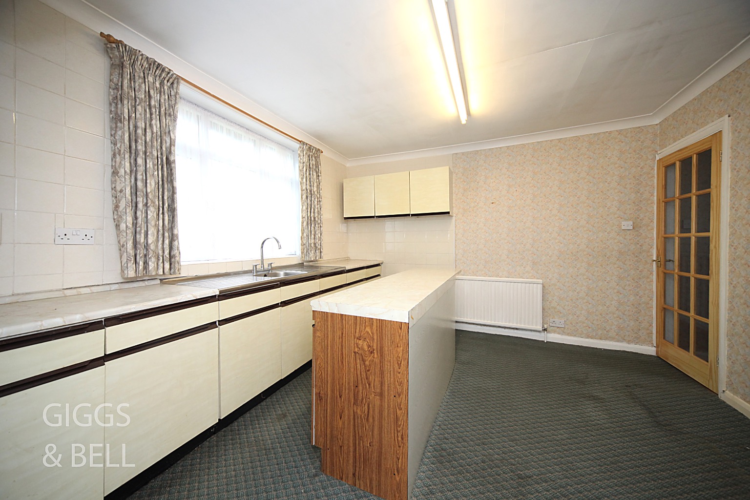 3 bed detached bungalow for sale in Sharpenhoe Road, Luton 3