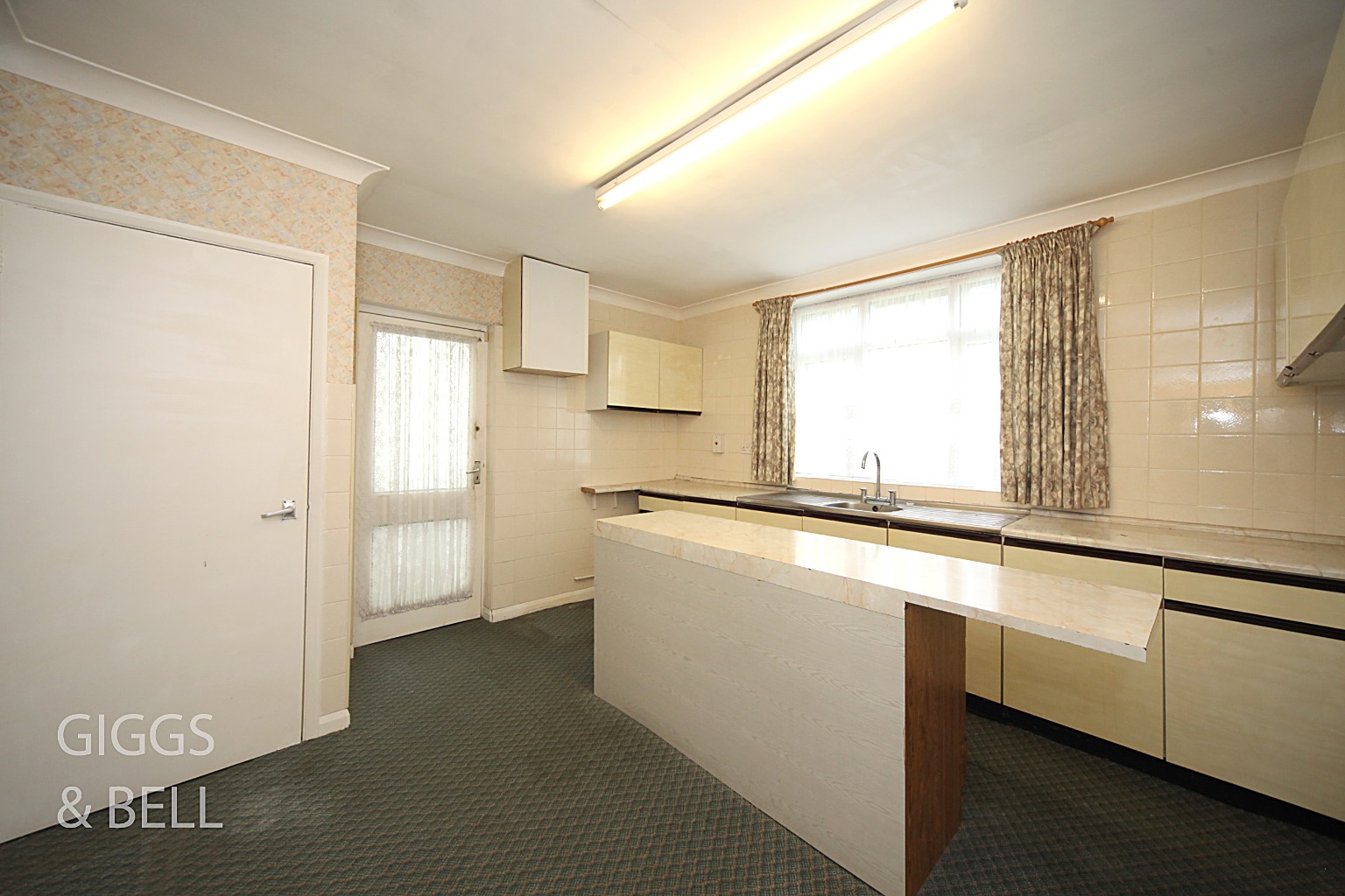 3 bed detached bungalow for sale in Sharpenhoe Road, Luton 5