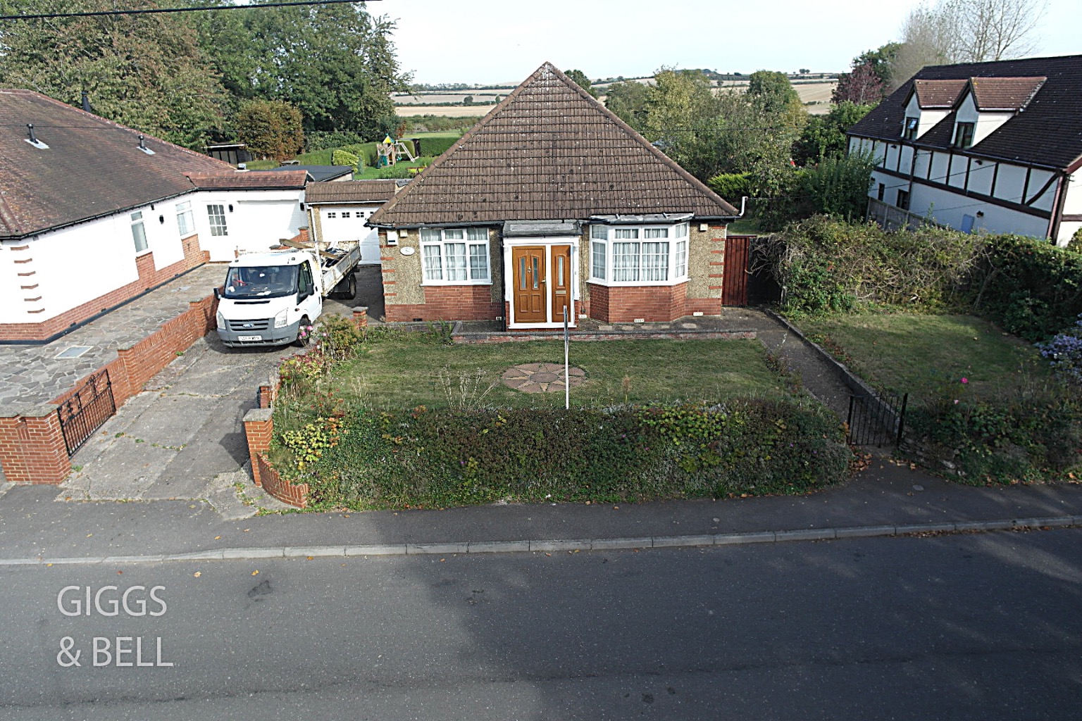3 bed detached bungalow for sale in Sharpenhoe Road, Luton - Property Image 1