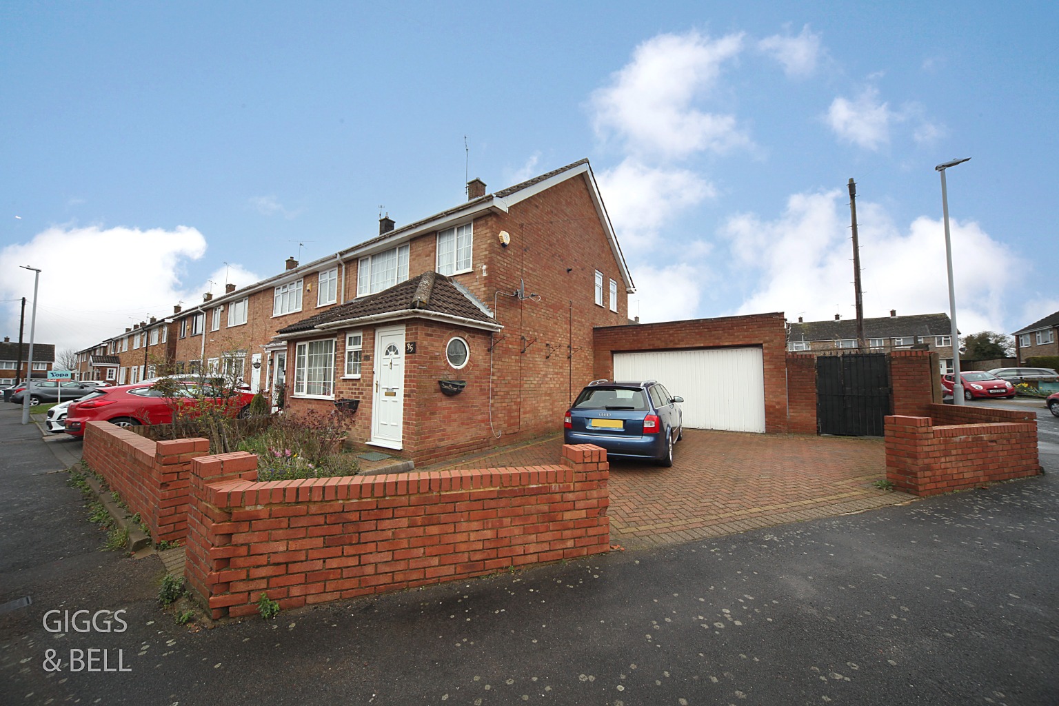 3 bed end of terrace house for sale in Paddock Close  - Property Image 1