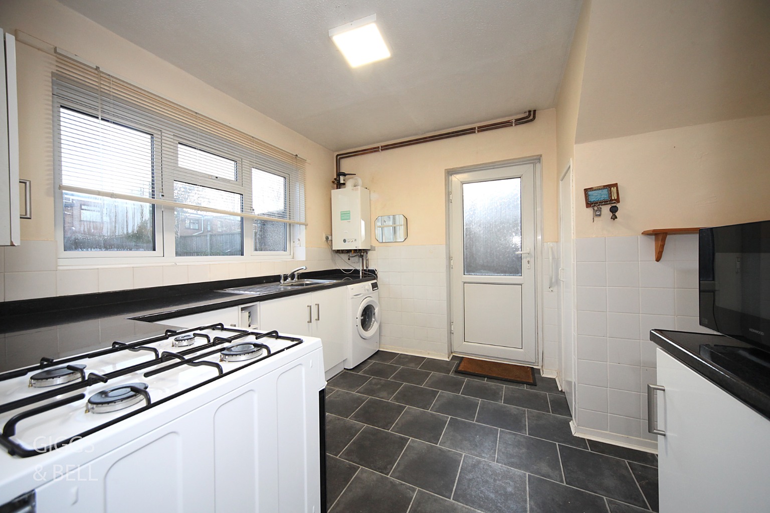 3 bed semi-detached house for sale in Guernsey Close, Luton  - Property Image 8