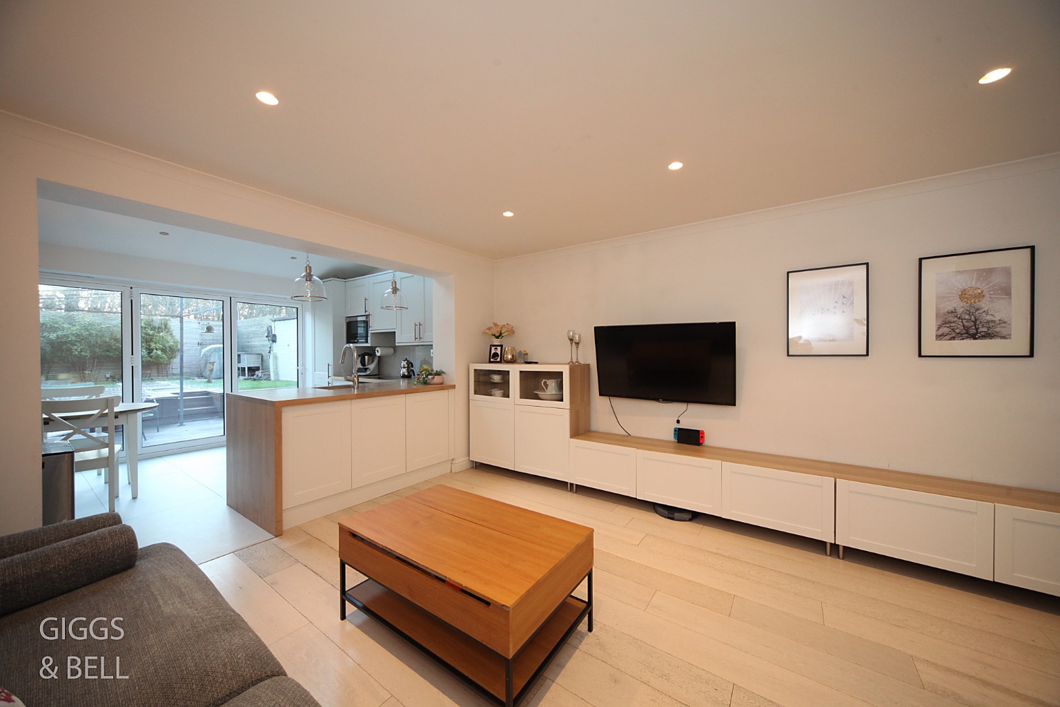 3 bed end of terrace house for sale in Oregon Way, Luton 2