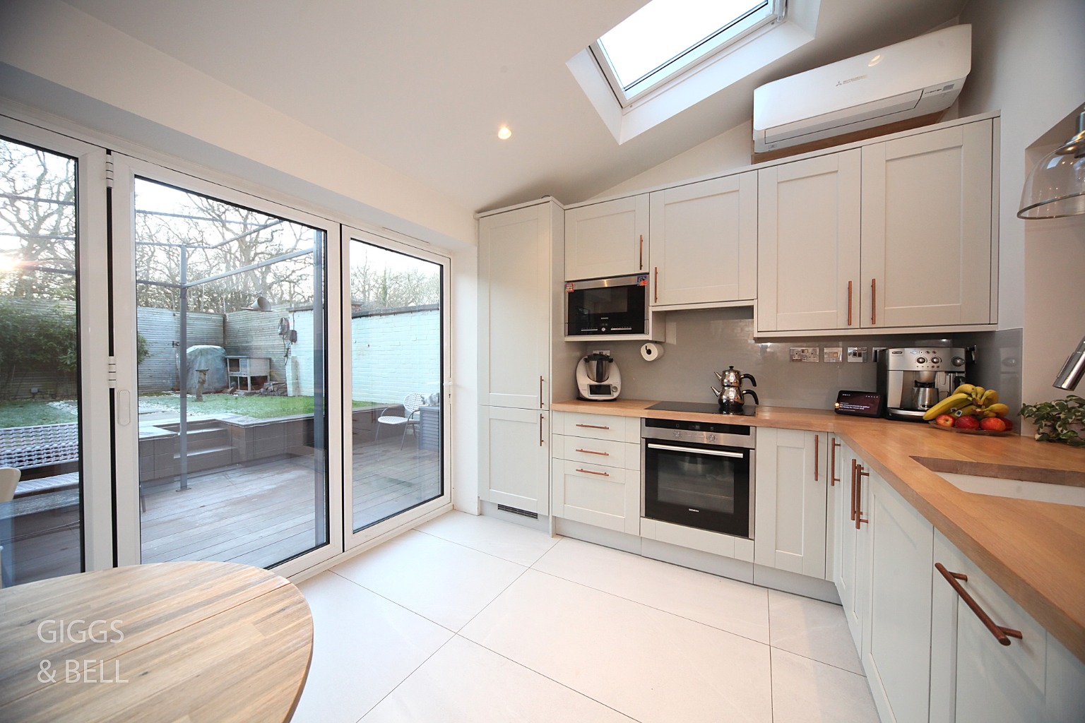 3 bed end of terrace house for sale in Oregon Way, Luton  - Property Image 6