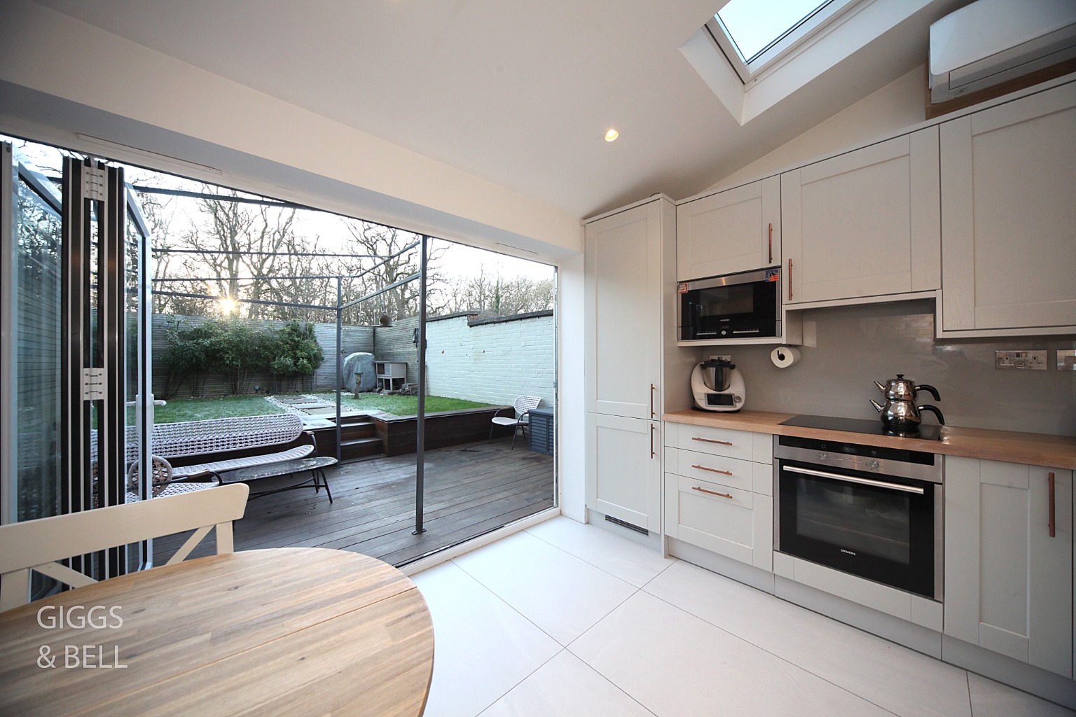 3 bed end of terrace house for sale in Oregon Way, Luton 6