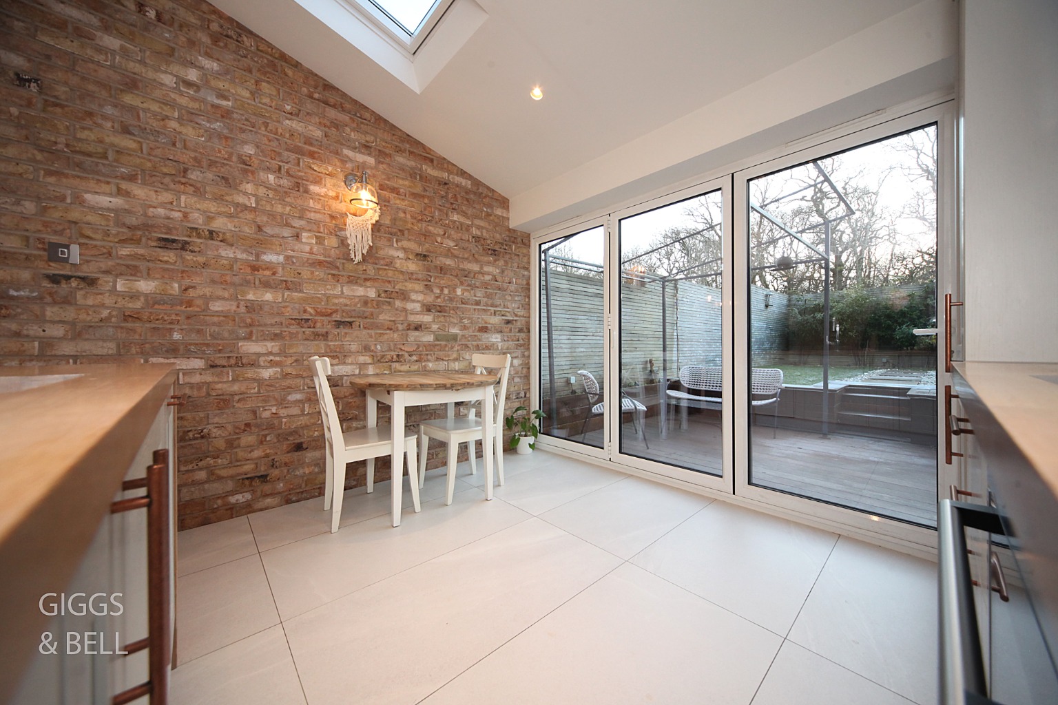 3 bed end of terrace house for sale in Oregon Way, Luton 4