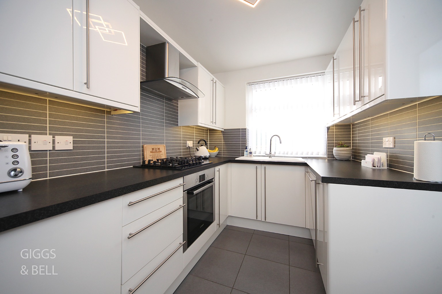 3 bed semi-detached house for sale in Collingtree, Luton 7