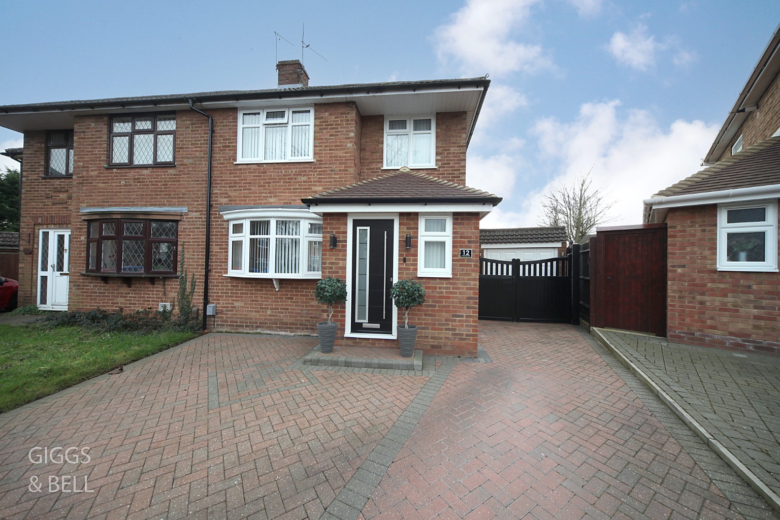 3 bed semi-detached house for sale in Collingtree, Luton  - Property Image 1
