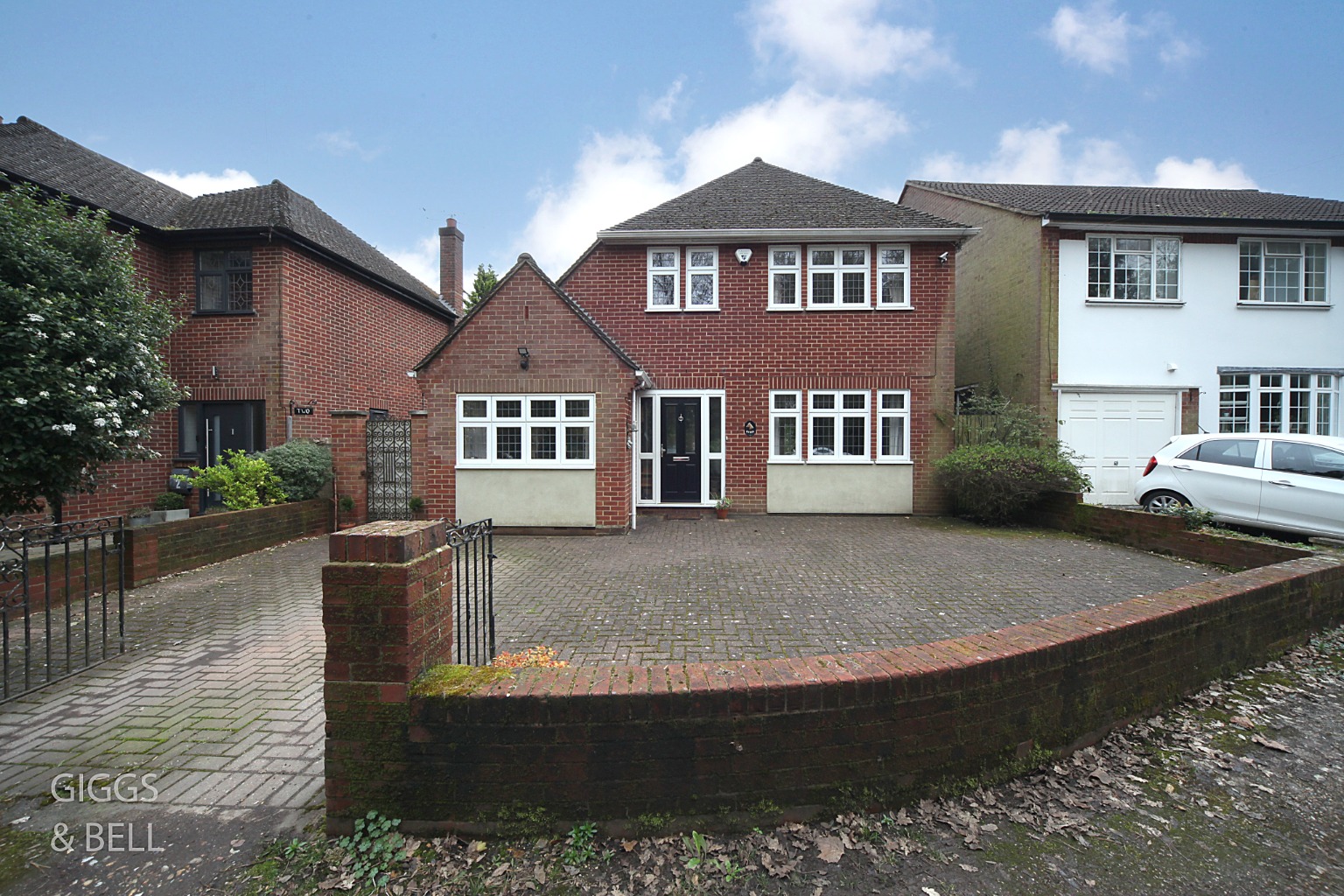 3 bed detached house for sale in London Road, Luton  - Property Image 1