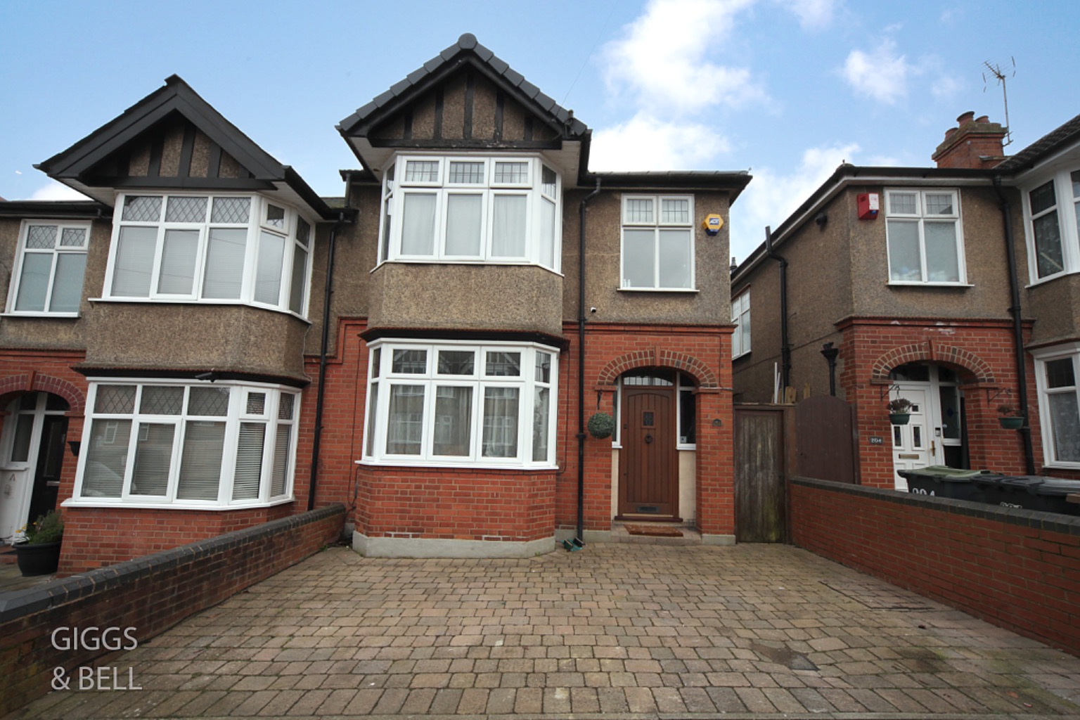 3 bed semi-detached house for sale in Strathmore Avenue, Luton  - Property Image 1