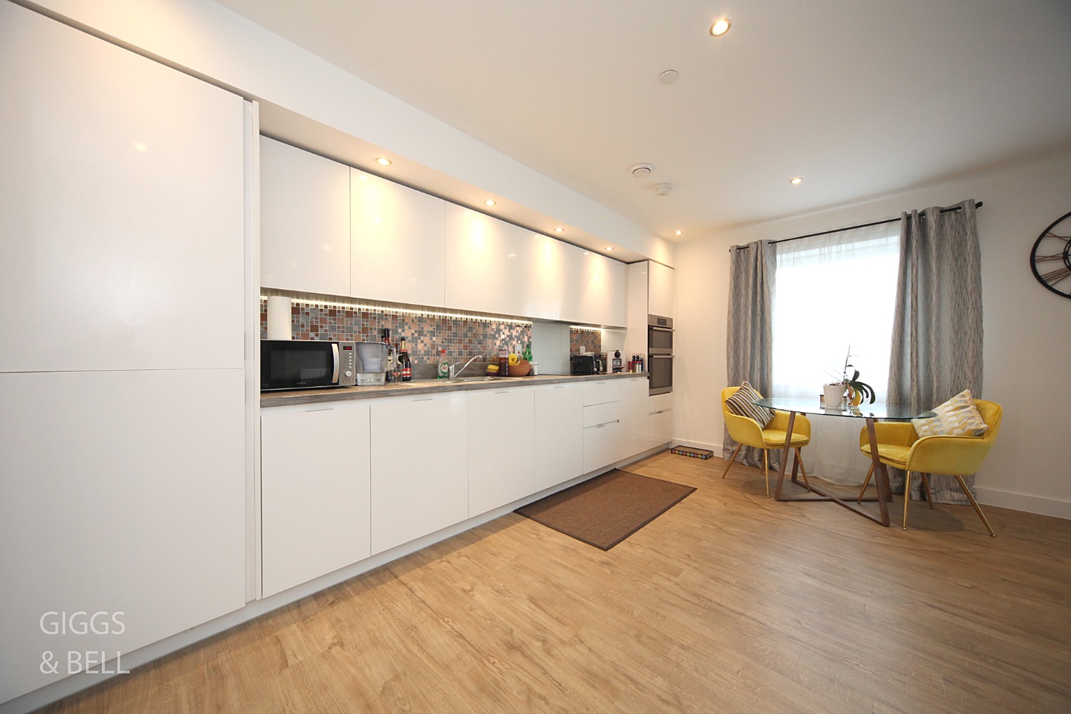 2 bed flat for sale, Luton  - Property Image 4