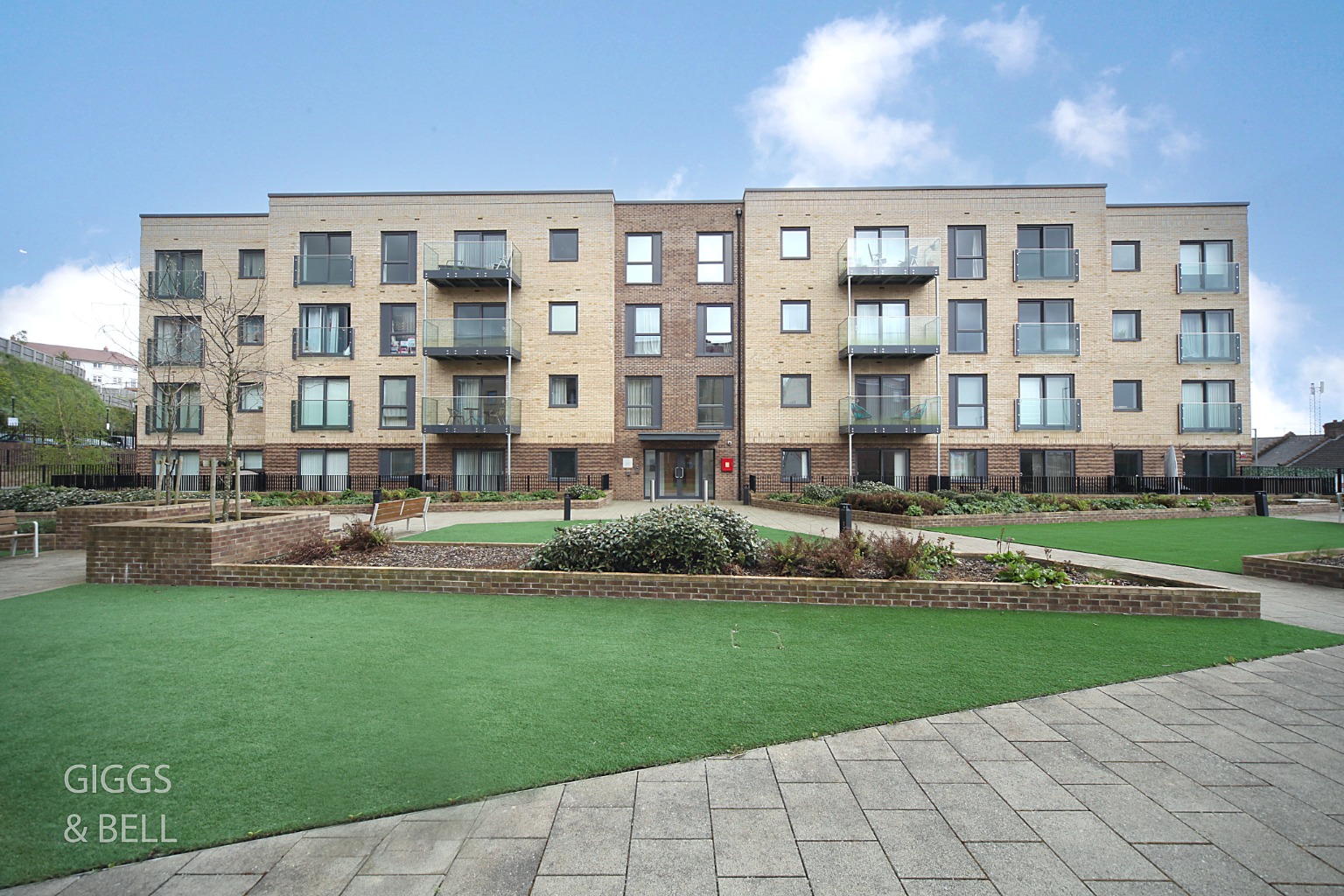2 bed flat for sale, Luton  - Property Image 1