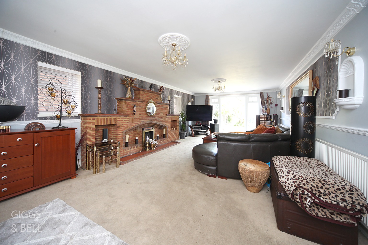 4 bed detached house for sale in Toddington Road, Luton 2