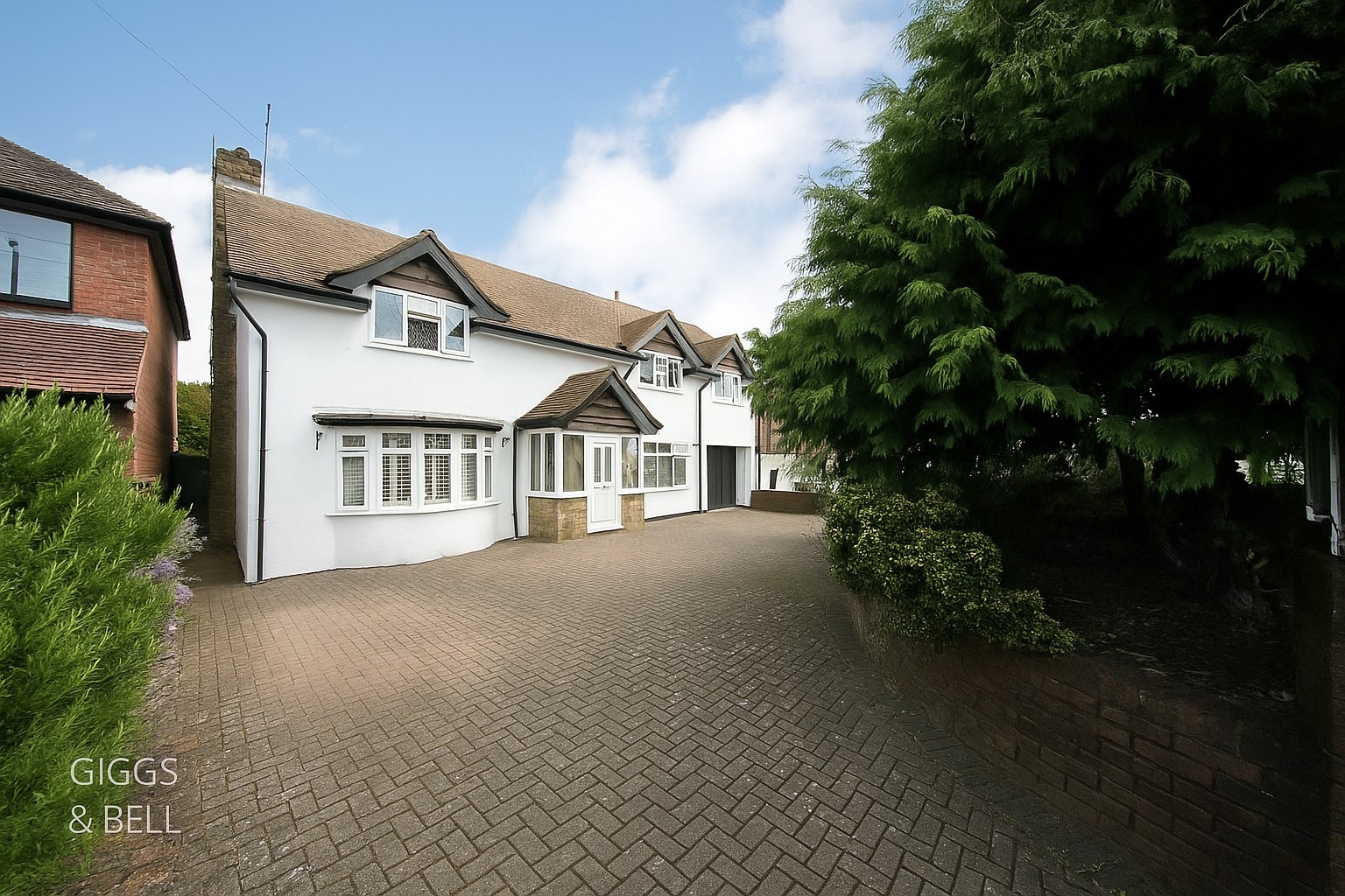 4 bed detached house for sale in Toddington Road, Luton, LU4 