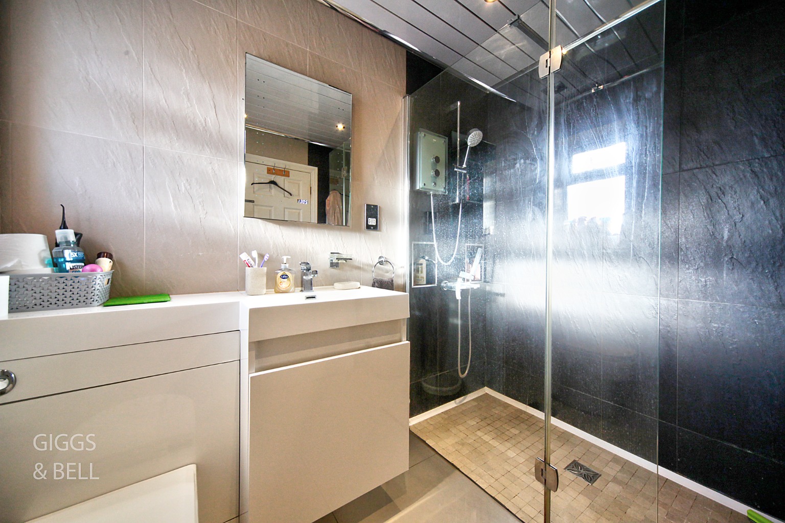 5 bed detached house for sale in Greenside Park, Luton 12