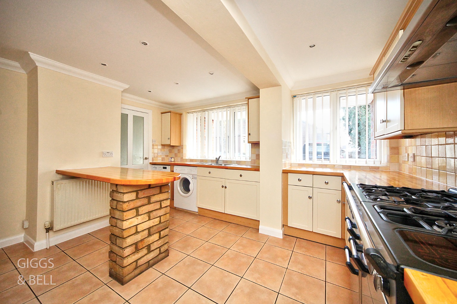 4 bed end of terrace house for sale in Wensleydale, Luton  - Property Image 2