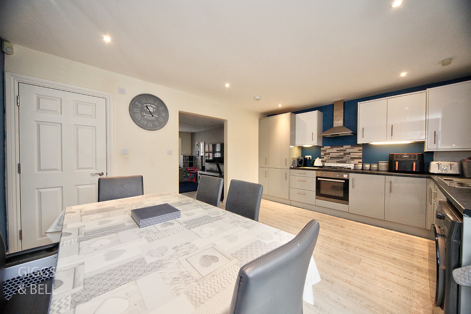 3 bed semi-detached house for sale in Icknield Way, Luton  - Property Image 5