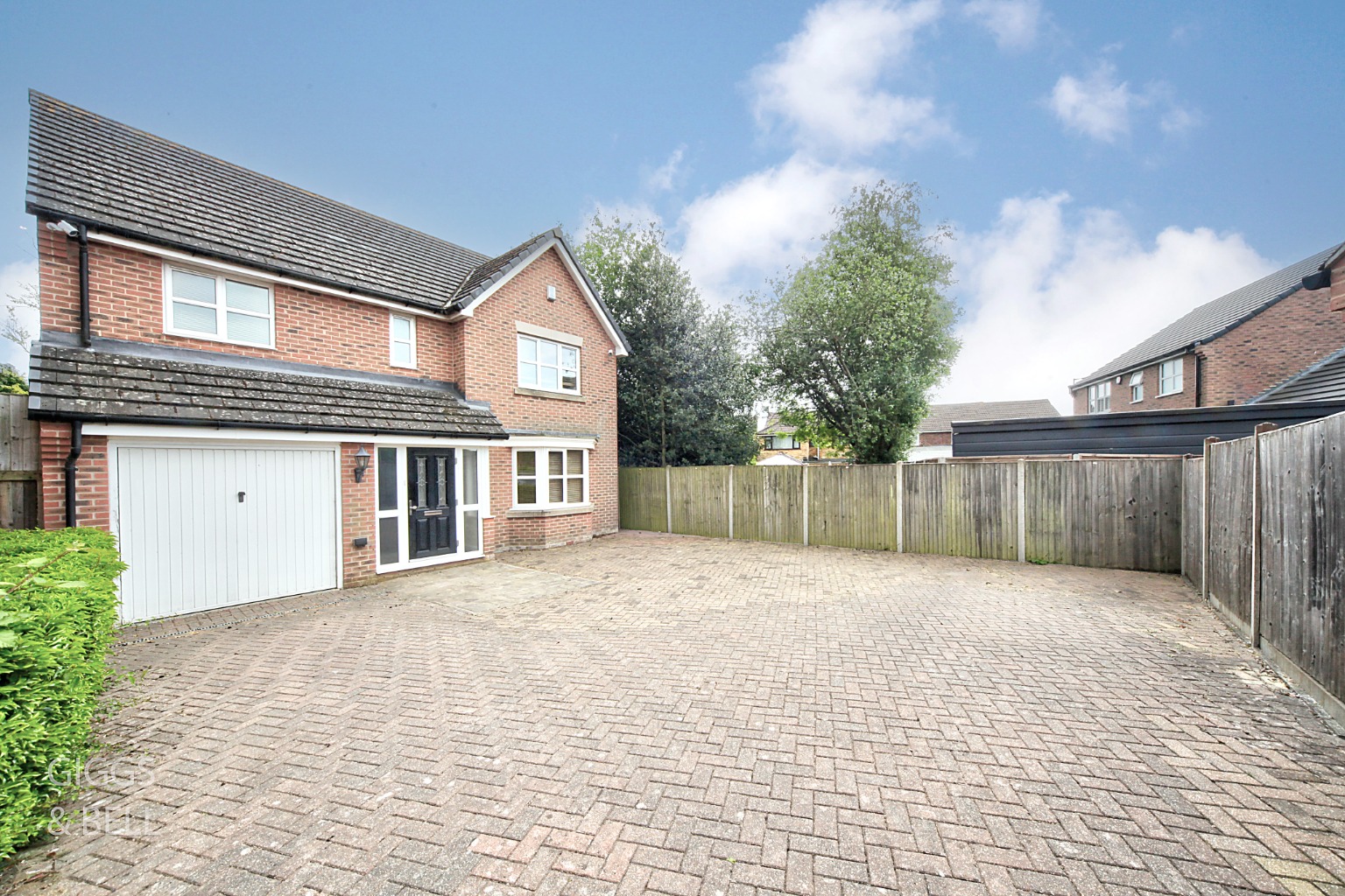 4 bed detached house for sale in Lambert Close, Luton - Property Image 1