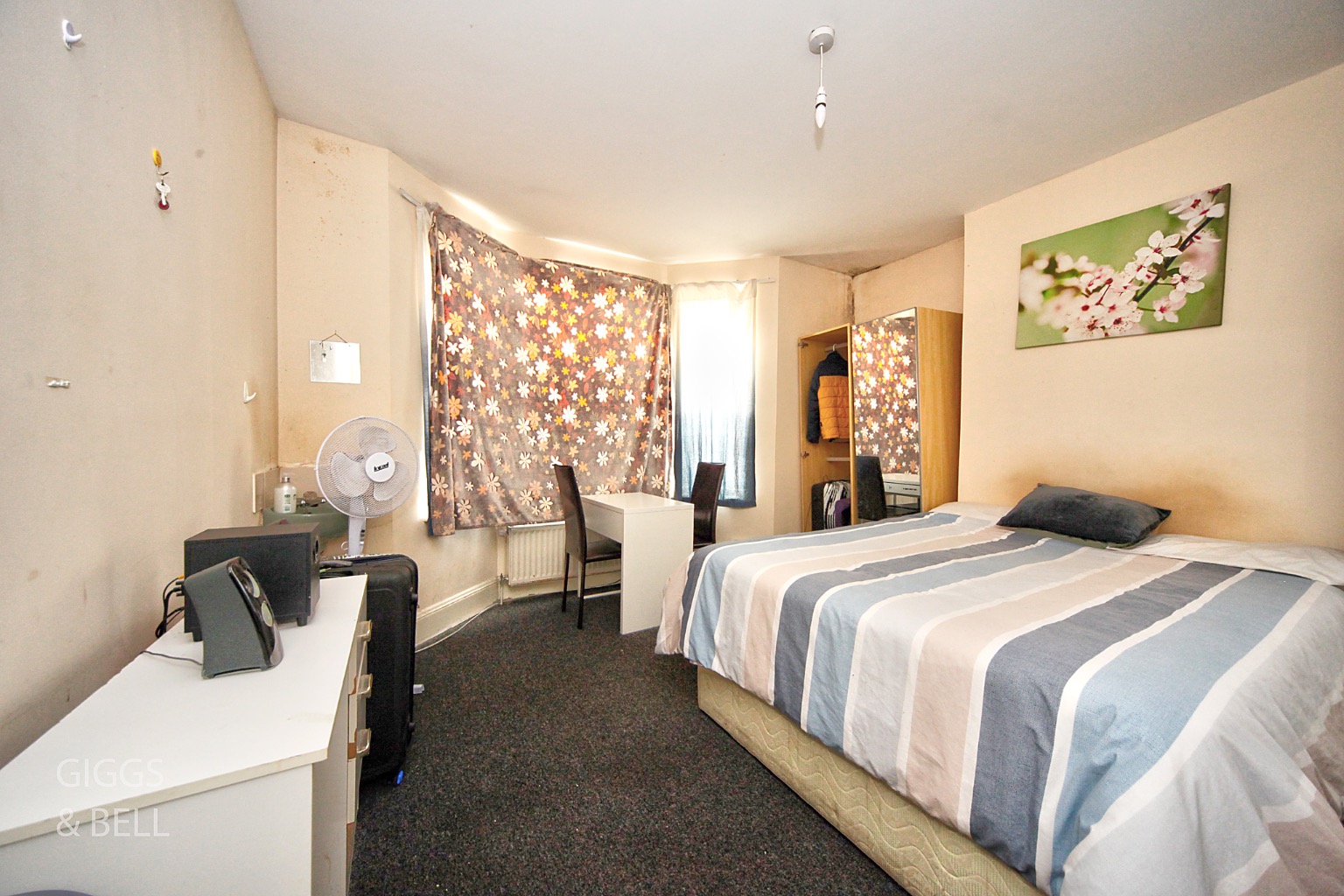 3 bed terraced house for sale in Russell Rise, Luton 4