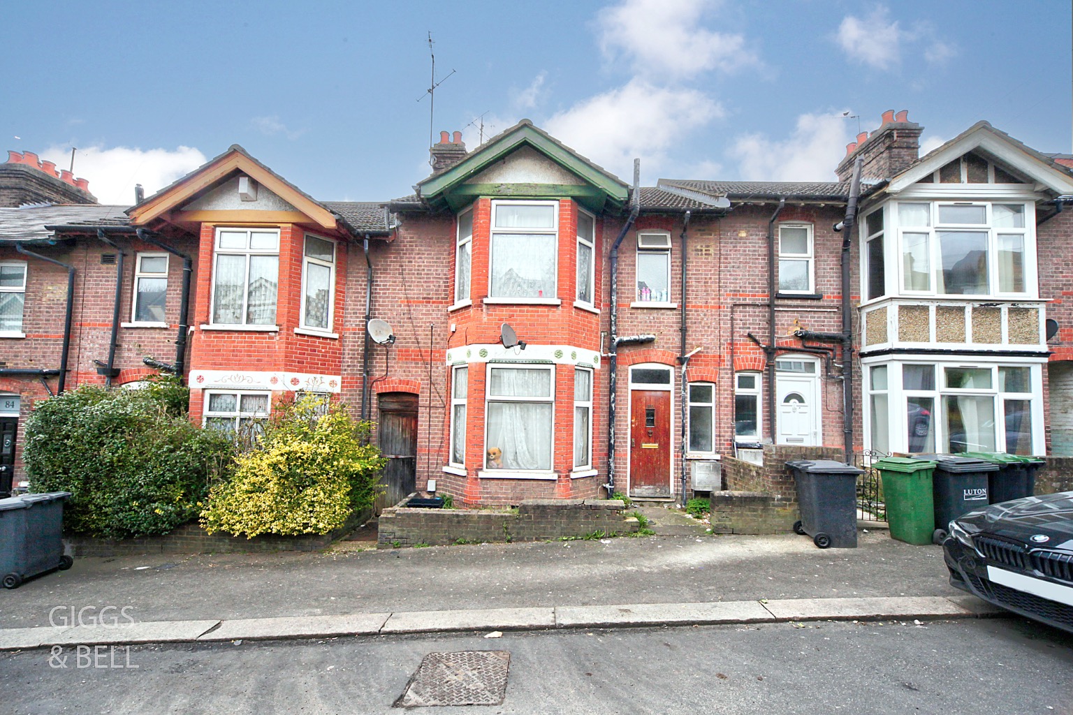 3 bed terraced house for sale in Russell Rise, Luton - Property Image 1