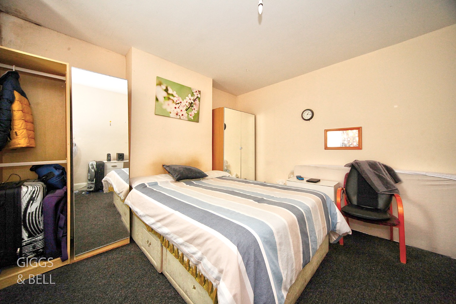 3 bed terraced house for sale in Russell Rise, Luton 5