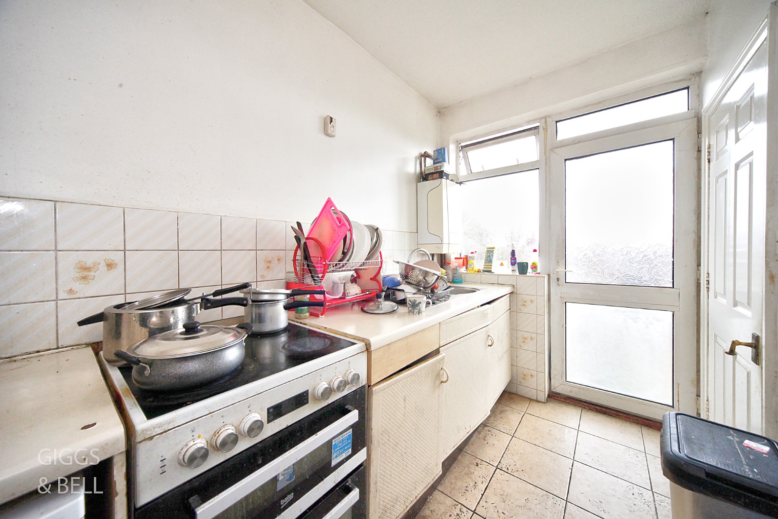 3 bed terraced house for sale in Russell Rise, Luton  - Property Image 4