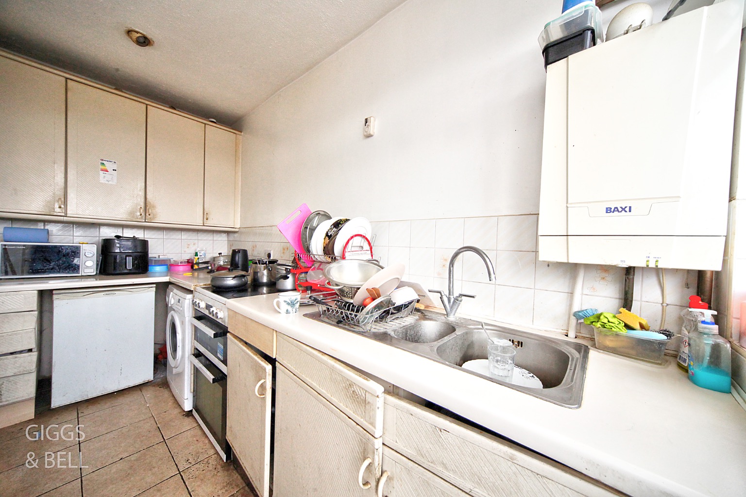 3 bed terraced house for sale in Russell Rise, Luton  - Property Image 3