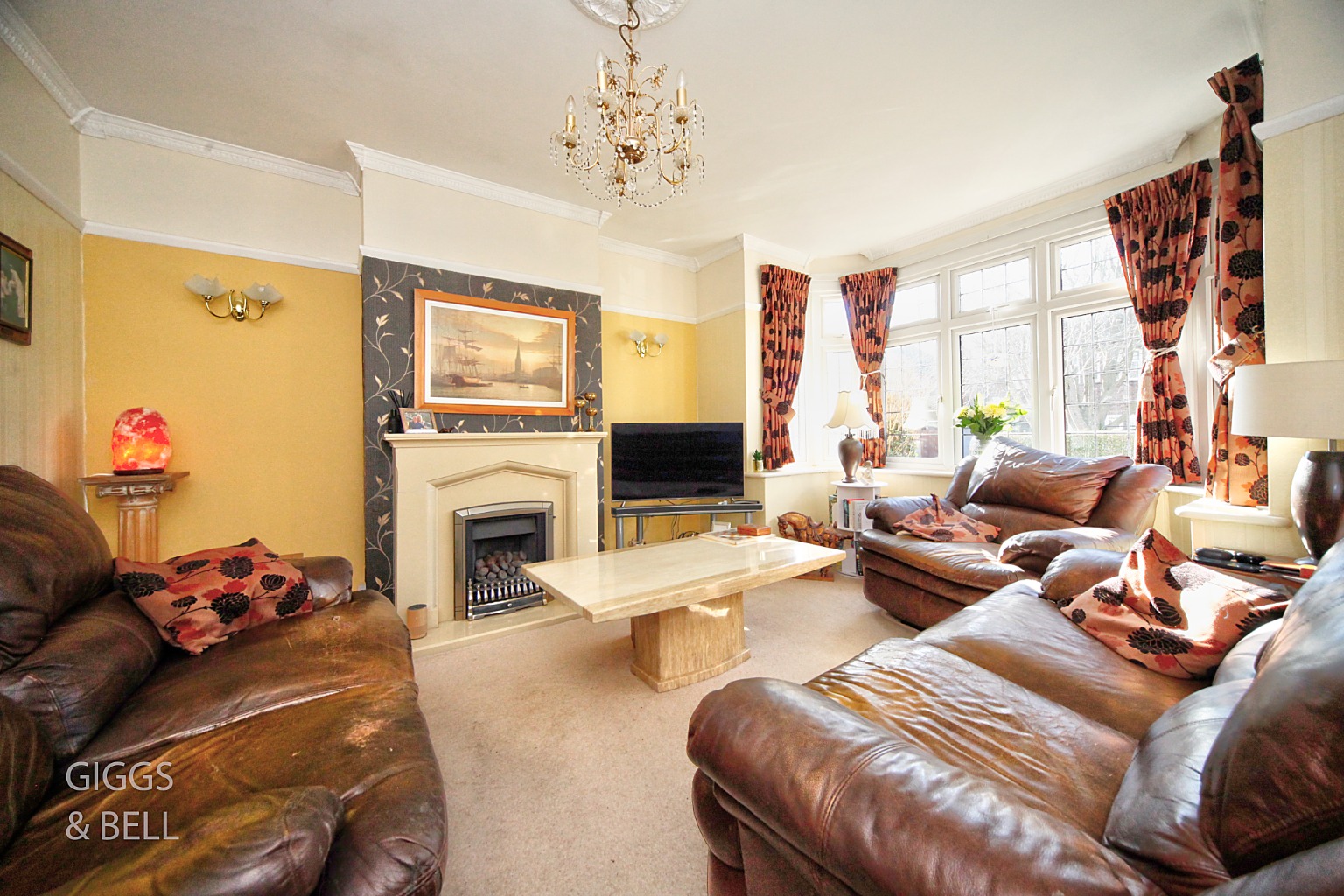 4 bed semi-detached house for sale in Wychwood Avenue, Luton  - Property Image 2