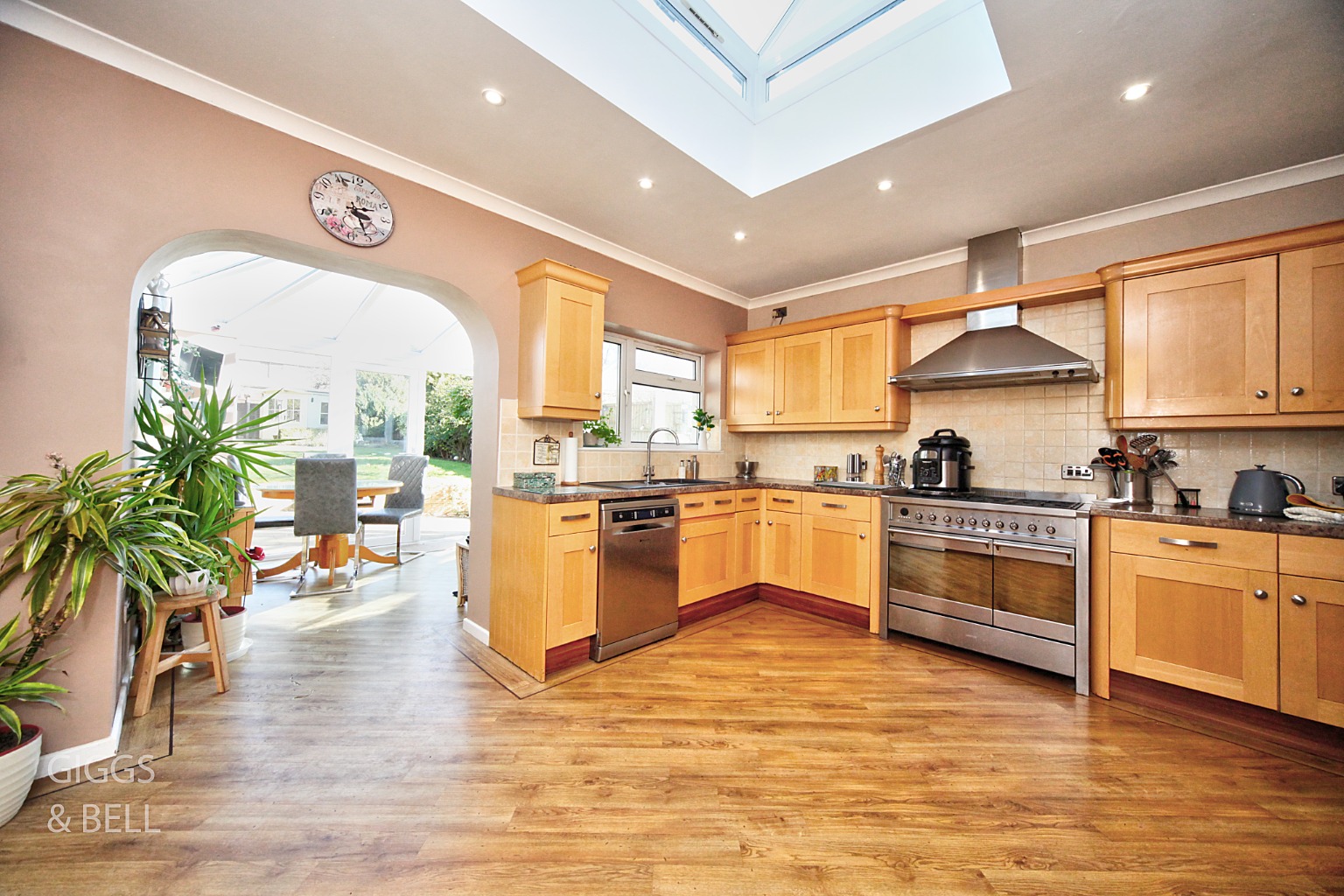 4 bed semi-detached house for sale in Wychwood Avenue, Luton  - Property Image 6