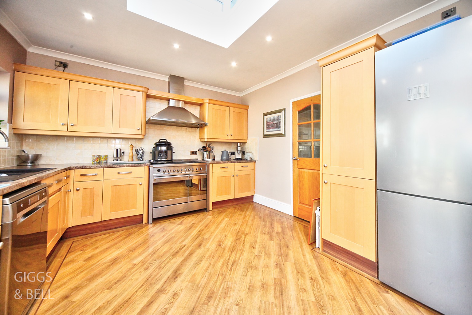 4 bed semi-detached house for sale in Wychwood Avenue, Luton  - Property Image 7