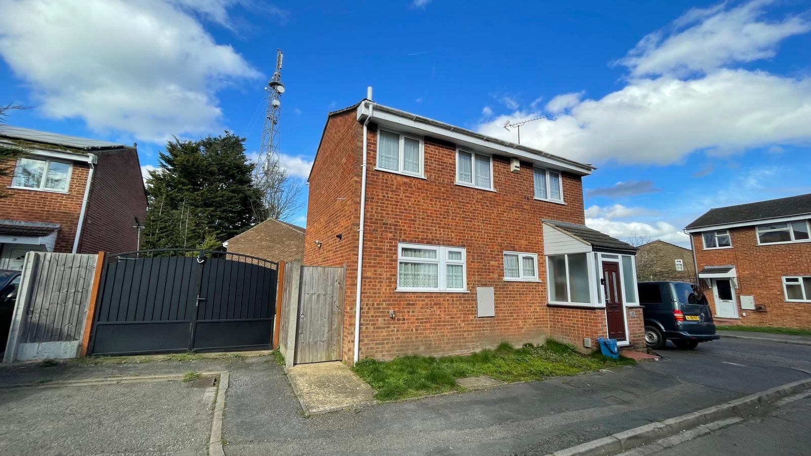 3 bed detached house for sale in Wolston Close, Luton - Property Image 1