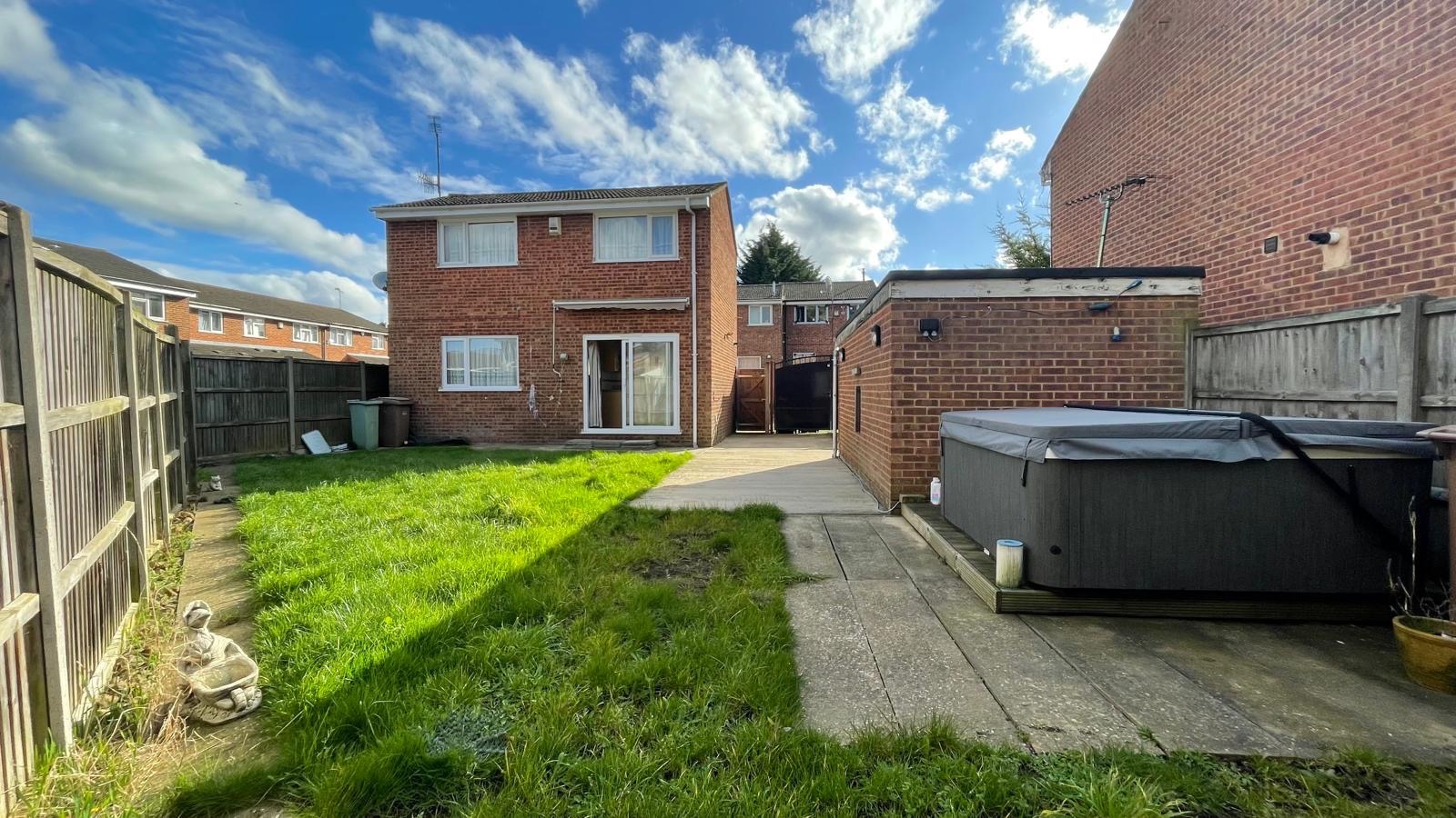 3 bed detached house for sale in Wolston Close, Luton 1