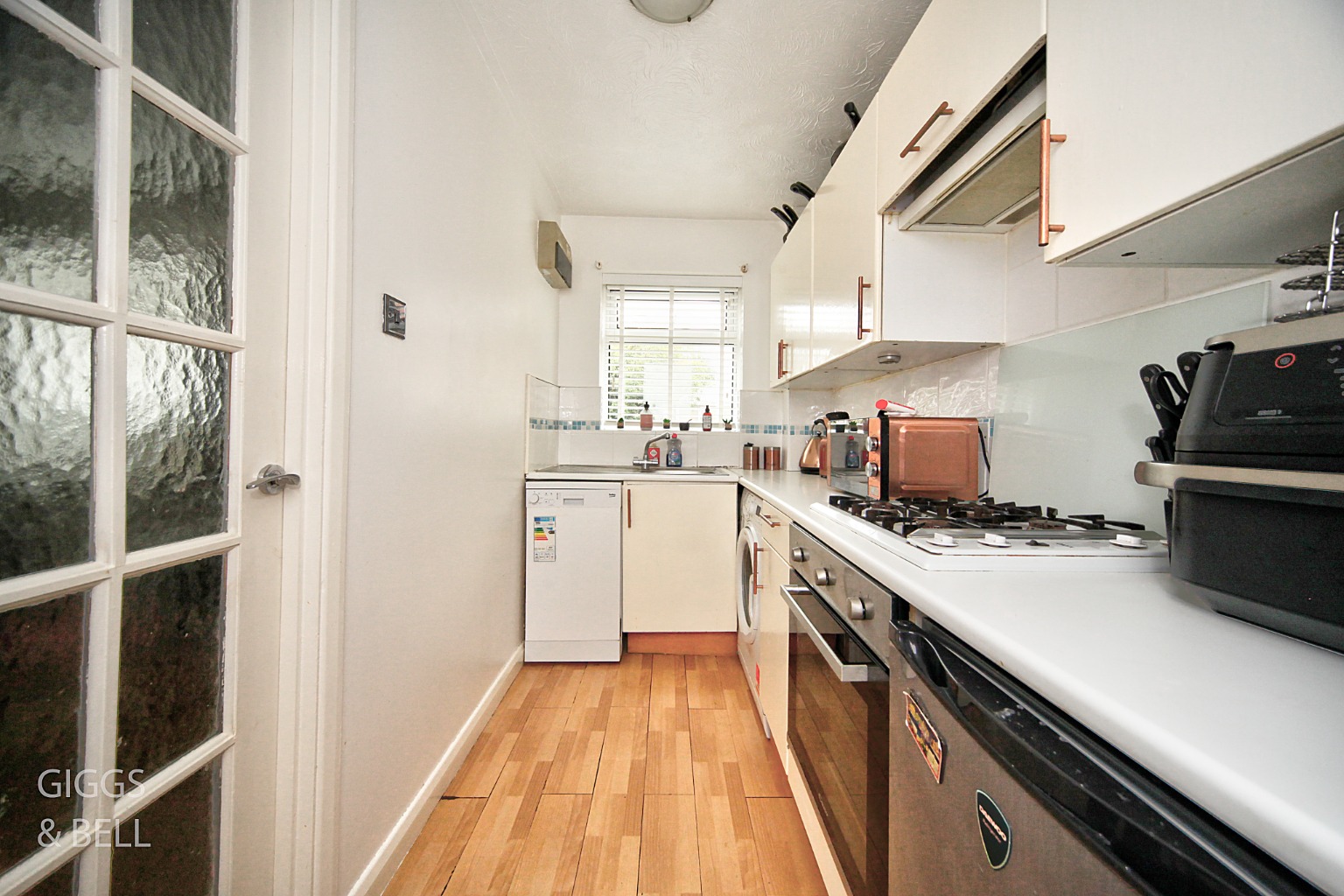 1 bed end of terrace house for sale in Farrow Close, Luton 4