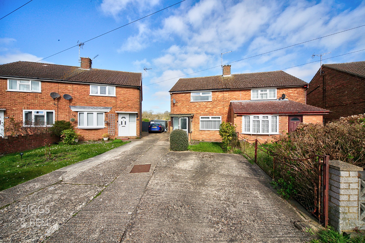 3 bed semi-detached house for sale in Chesford Road, Luton - Property Image 1