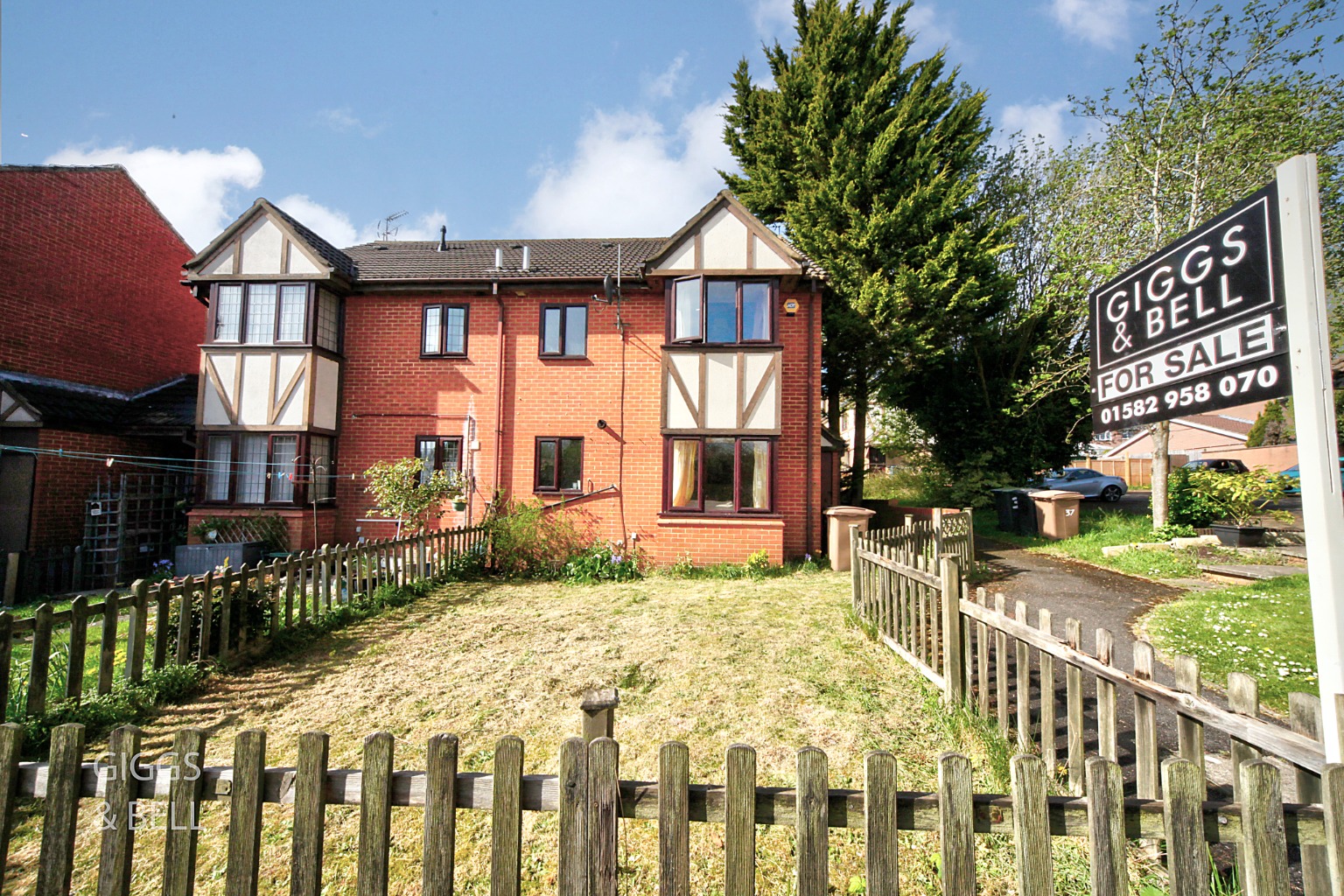 1 bed terraced house for sale in Lennox Green, Luton, LU2 