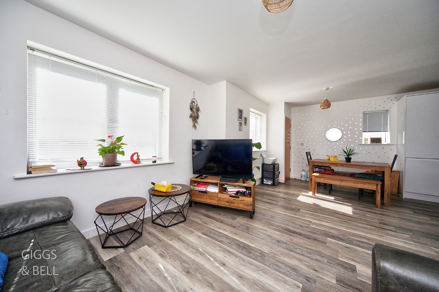 2 bed ground floor flat for sale in Ridgway Road, Luton 2