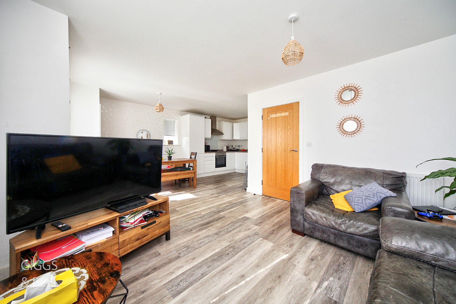 2 bed ground floor flat for sale in Ridgway Road, Luton 3