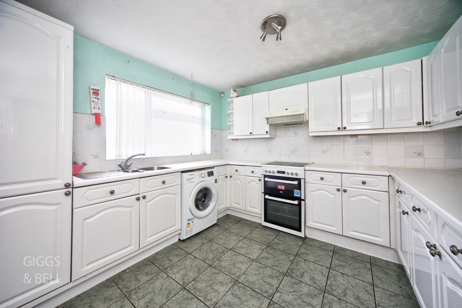 3 bed end of terrace house for sale in Keymer Close, Luton 3