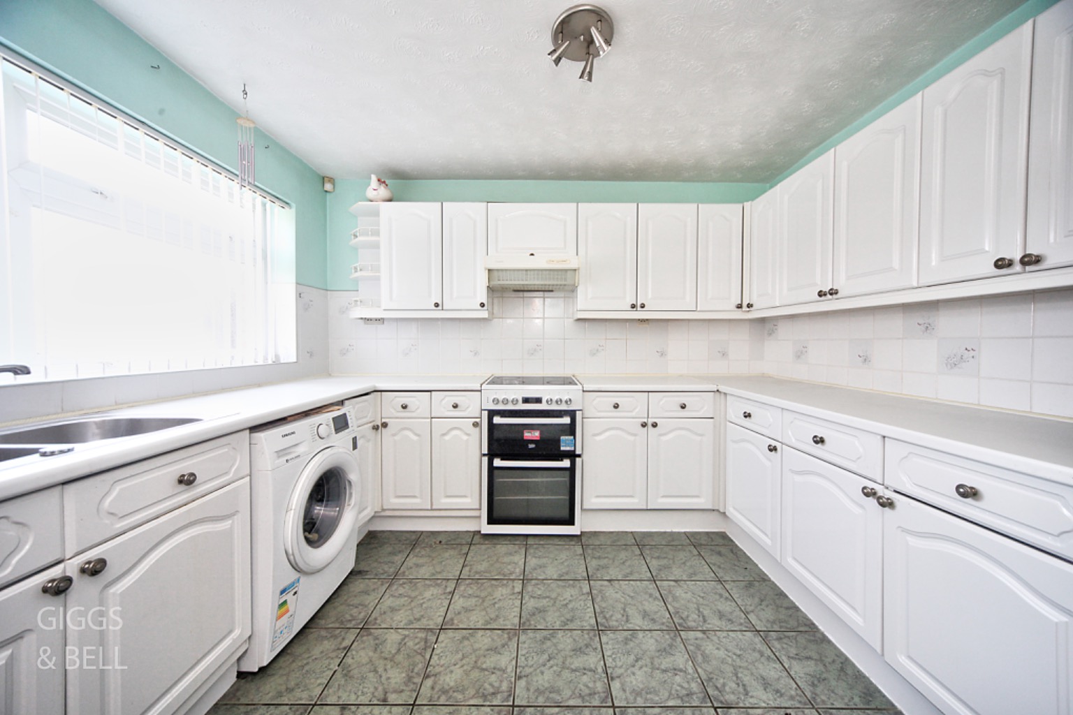 3 bed end of terrace house for sale in Keymer Close, Luton  - Property Image 3