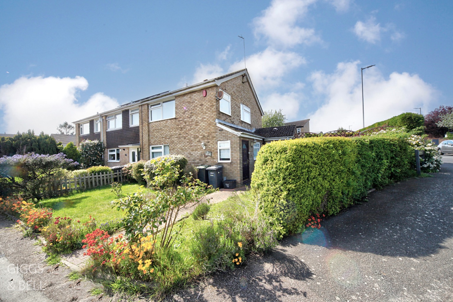 3 bed end of terrace house for sale in Keymer Close, Luton, LU2 