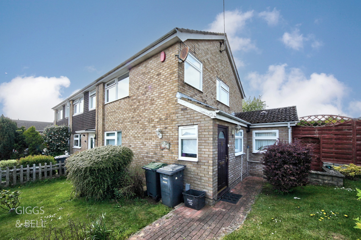 3 bed end of terrace house for sale in Keymer Close, Luton  - Property Image 2