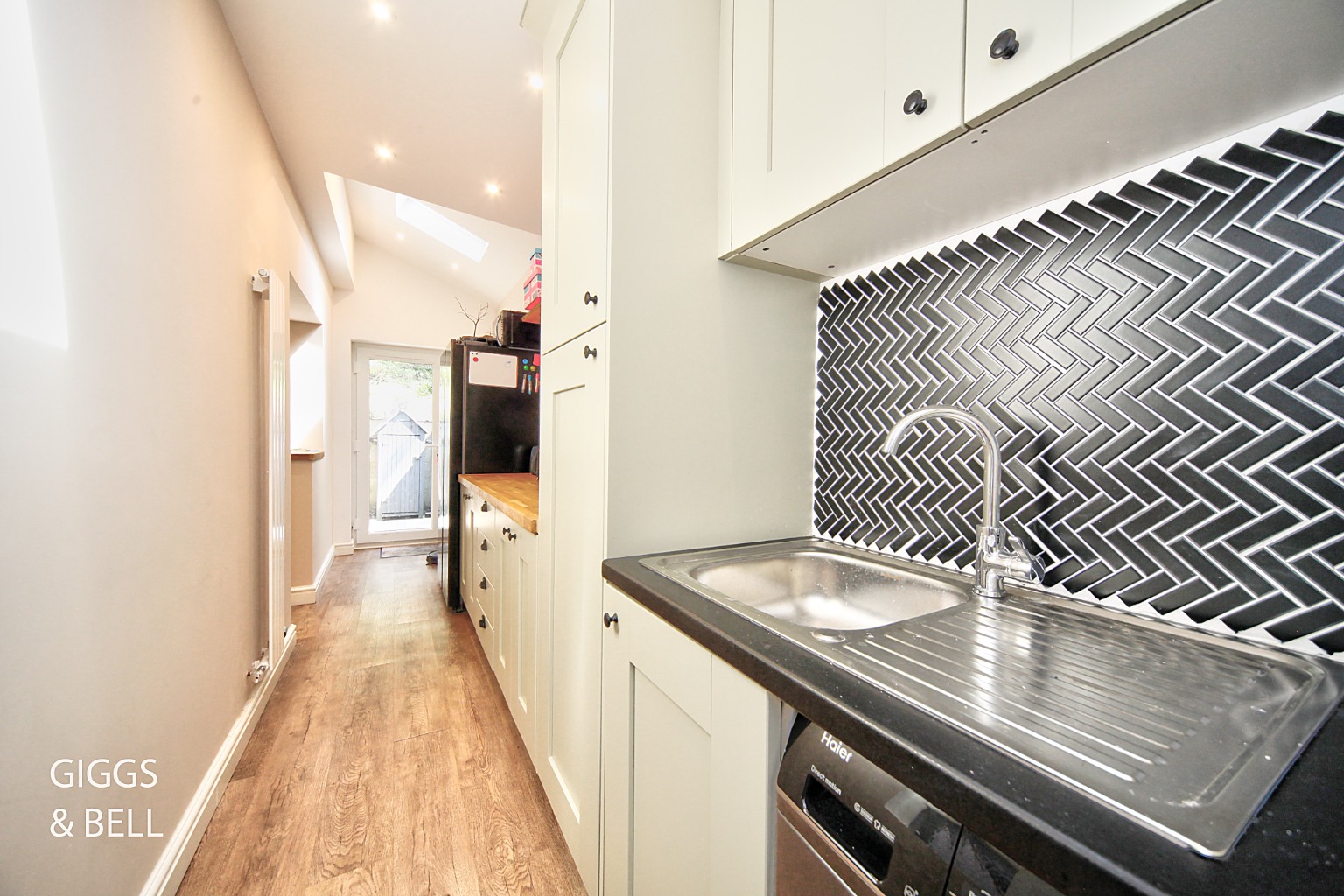 3 bed semi-detached house for sale in Knoll Rise, Luton 9