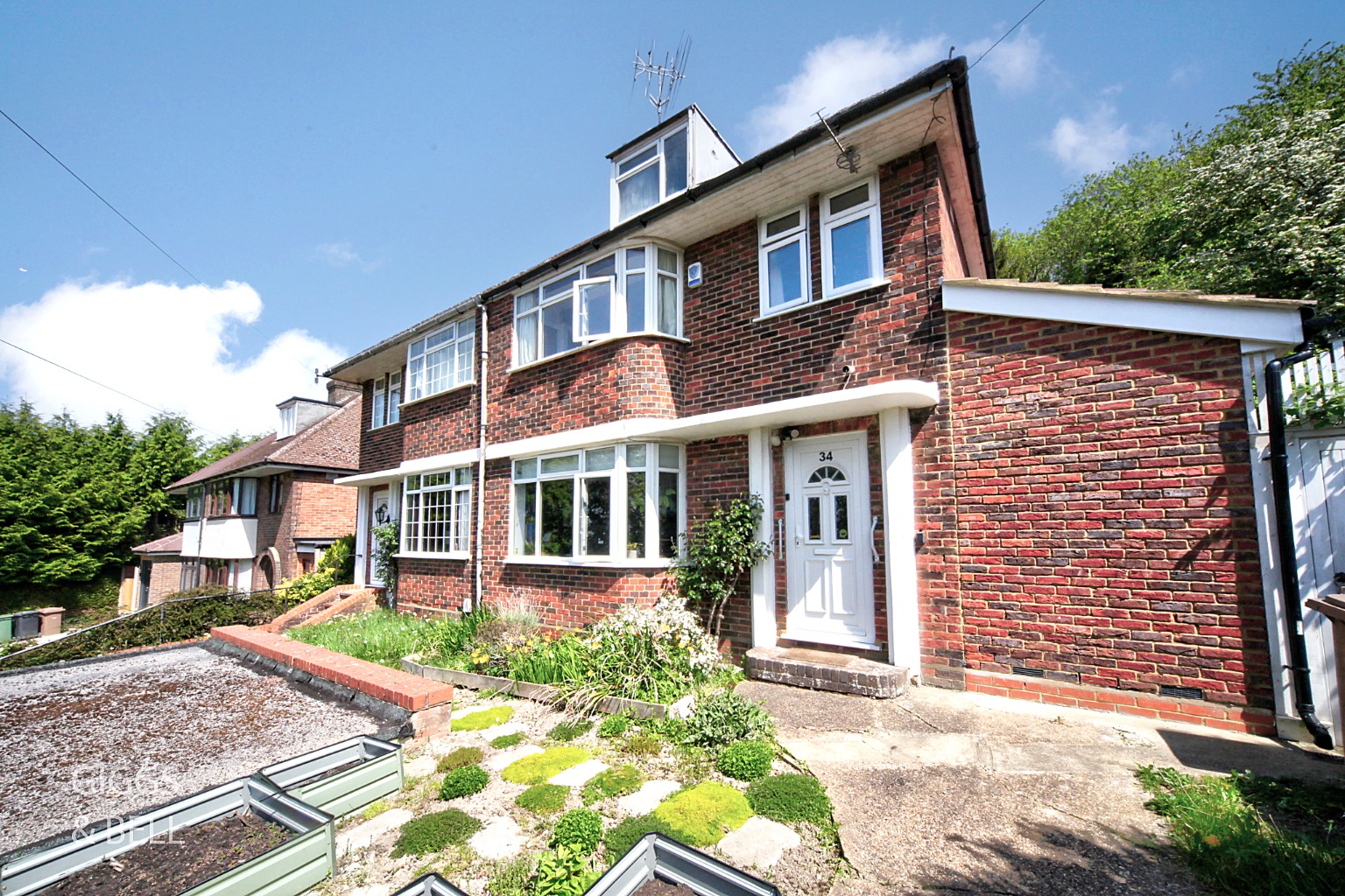 3 bed semi-detached house for sale in Knoll Rise, Luton  - Property Image 2