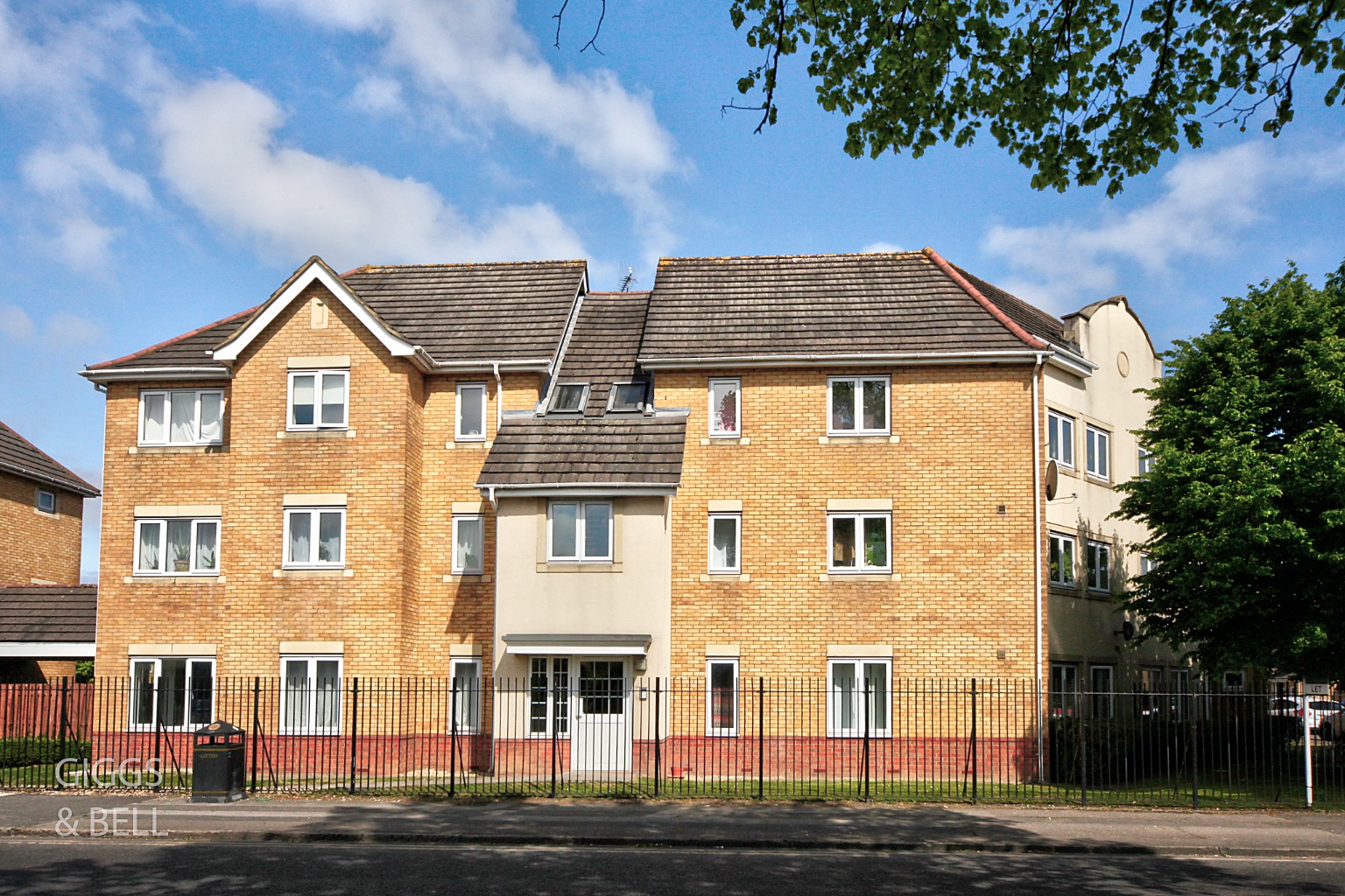 2 bed flat for sale in Morgan Close, Luton 9
