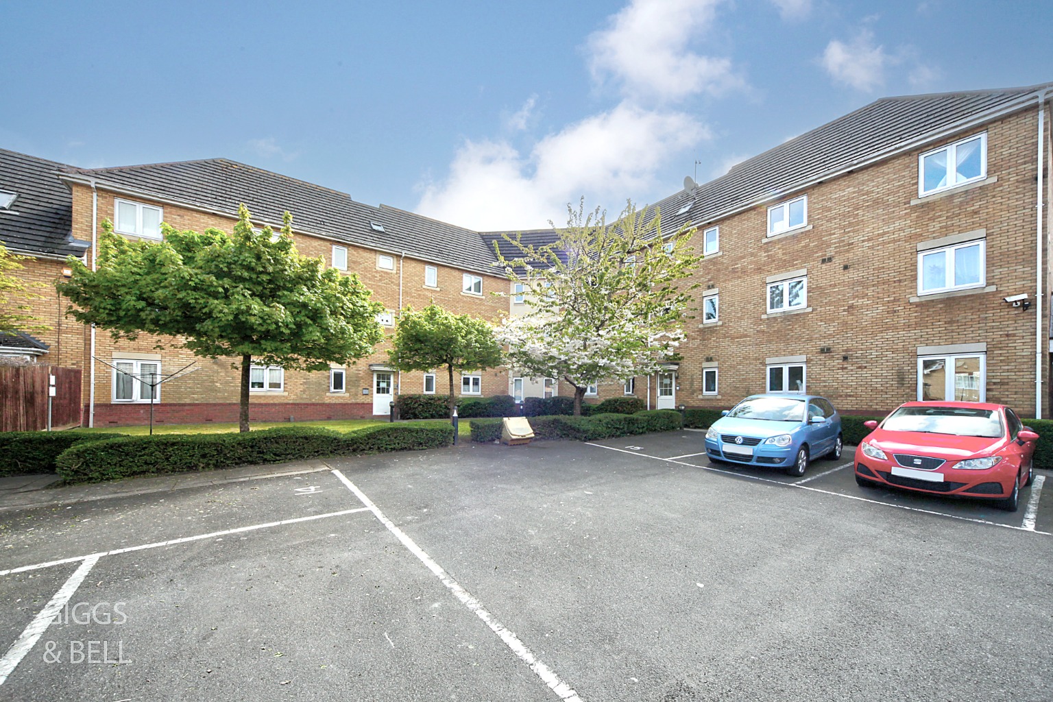 2 bed flat for sale in Morgan Close, Luton  - Property Image 1