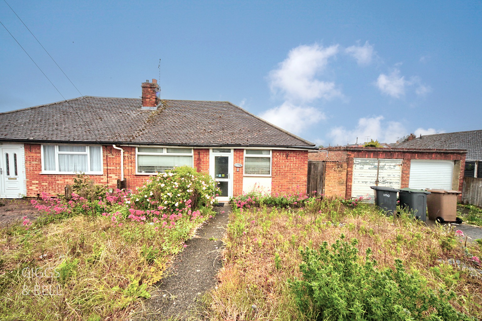 2 bed semi-detached bungalow for sale in Browning Road, Luton - Property Image 1