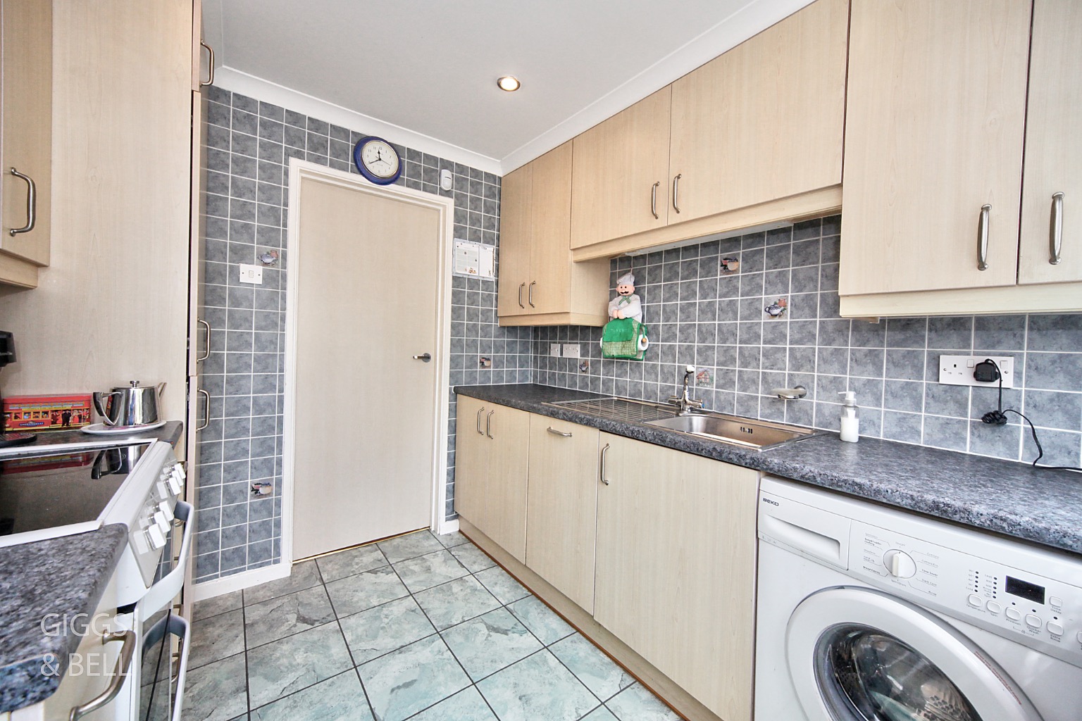 3 bed semi-detached house for sale in Pennine Avenue, Luton  - Property Image 6