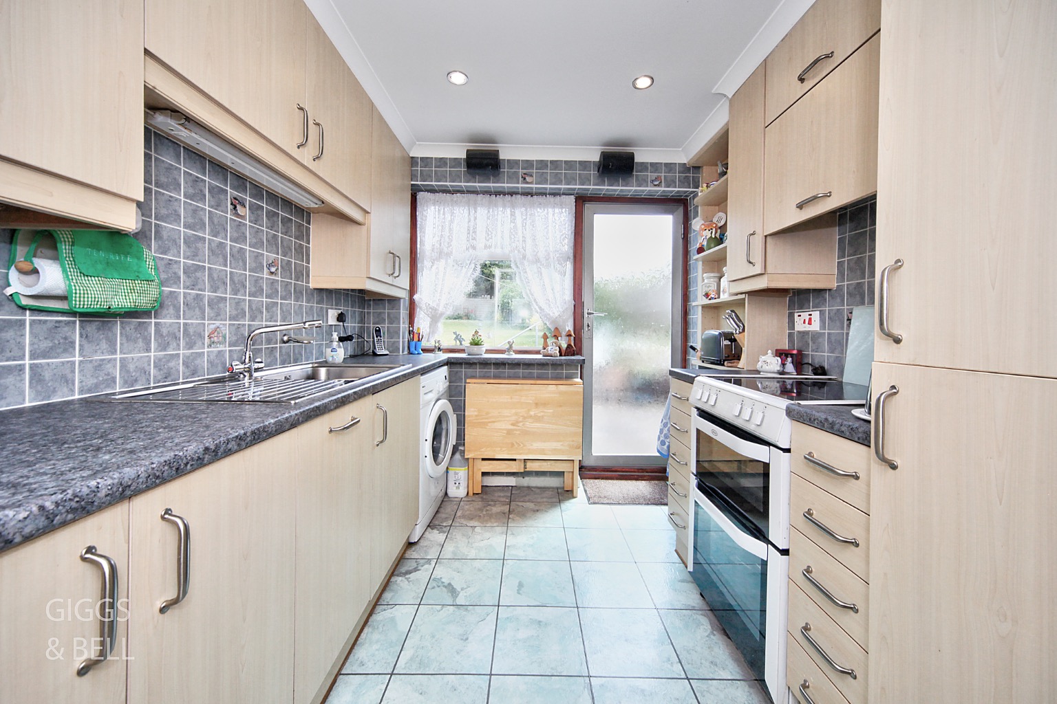 3 bed semi-detached house for sale in Pennine Avenue, Luton 4